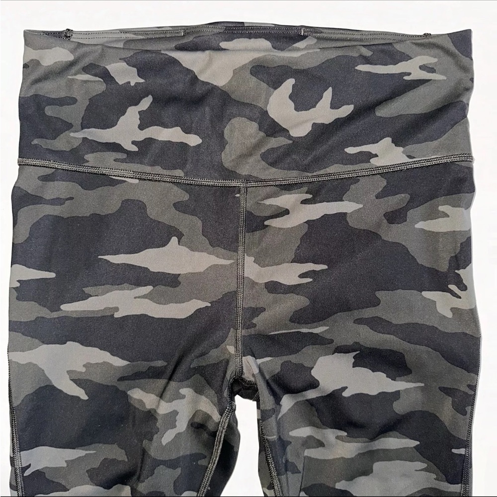 ATHLETA Ultimate Stash Pocket Green Camo Legging Size Small - Picture 7 of 10